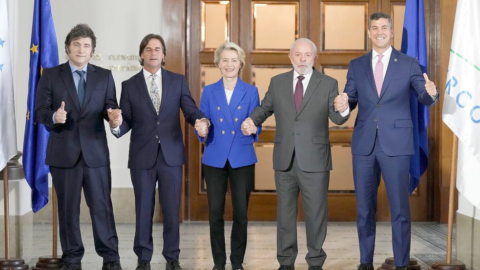 Im vergangenen Dezember wurde der Abschluss der Verhandlungen gefeiert, nun soll es abgeschlossen werden. (Archivbild) Foto: Matilde Campodonico/AP