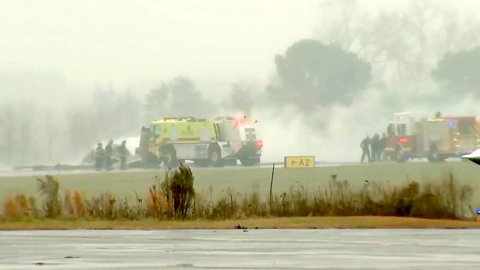 Ein Flugzeug ist an einem Regionalflughafen in North Carolina abgestürzt. Foto: Uncredited/WSOC via AP/dpa