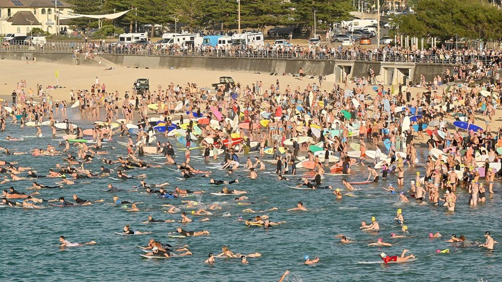 Surfer gedenken am Bondi Beach der Terroropfer. Foto: Mick Tsikas