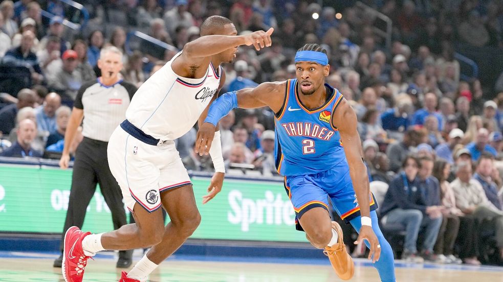Shai Gilgeous-Alexander (rechts) konnte sich im letzten Viertel ausruhen. Foto: Kyle Phillips/AP/dpa