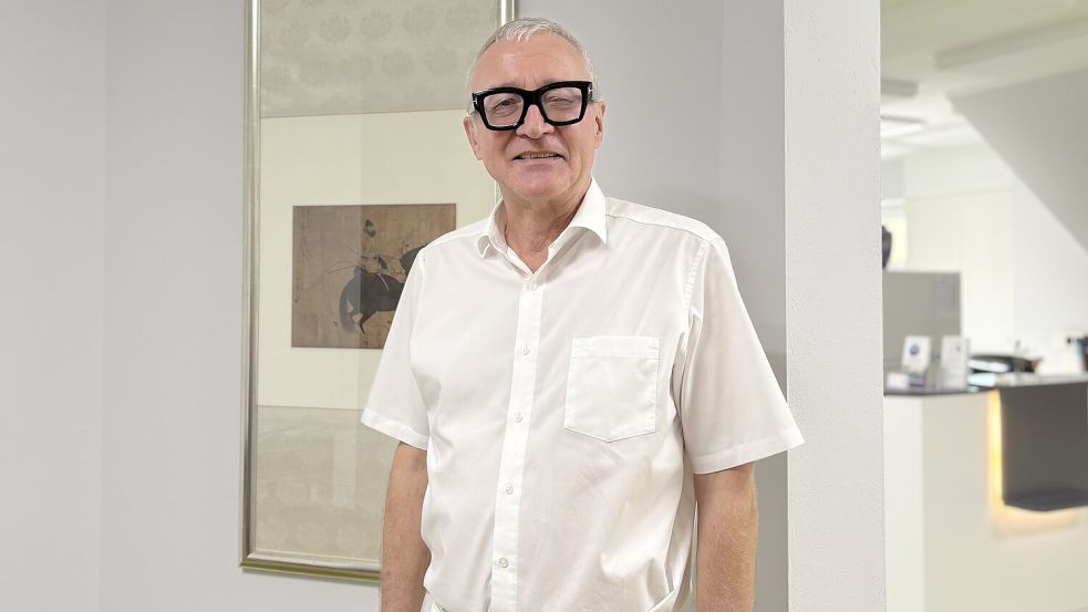 Dr. Christian Wende in seiner Privatpraxis für Akupunktur und Intervall-Hypoxie-Hyperoxie-Therapie (IHHT). Foto: Madita Janßen