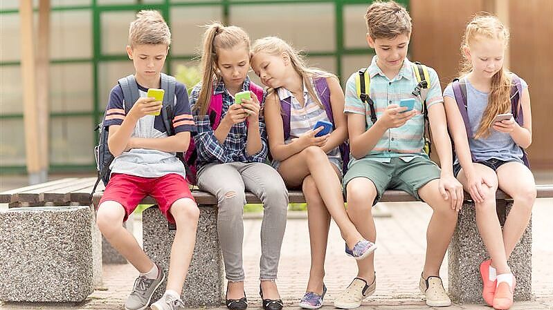 Viele Kinder, auch im Grundschulalter, besitzen bereits ein Smartphone. Symbolfoto: stock.adobe.com/Syda Productions