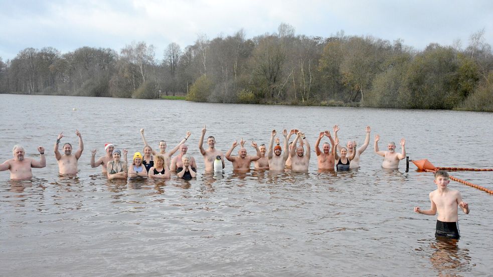 Die Pinguins Eisschwimmgruppe Saterland zählt bereits über 30 Mitglieder. Neue Mitglieder ganz gleich welchen Alters sind hier jederzeit willkommen. Geschwommen wird an jedem Sonntag ab 10.30 Uhr am Hollener See. Foto: Wilhelm Hellmann