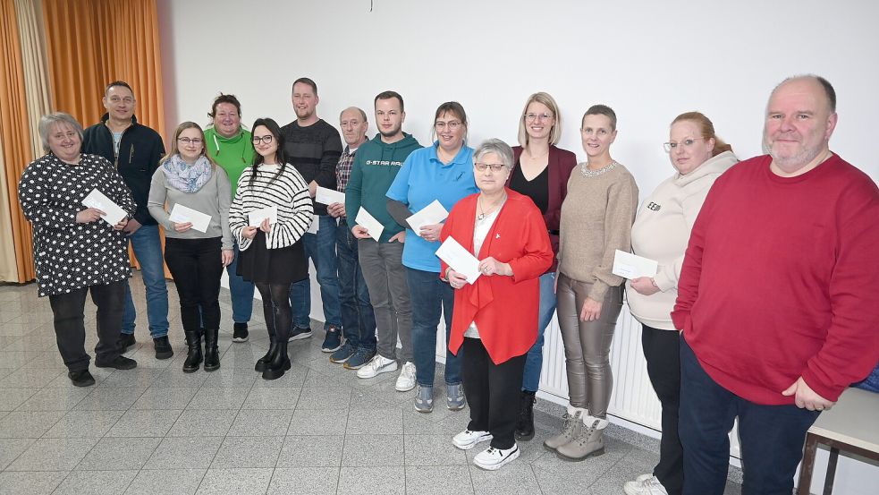 Die IGV konnte als Veranstalter 4.400 Euro aus dem Erlös des Weihnachtsmarktes ausschütten. Das Foto zeigt die Beteiligten zusammen mit Vertretern der IGV (links) und Ortsbürgermeister Jan-Uwe Kromminga. Foto: Holger Weers