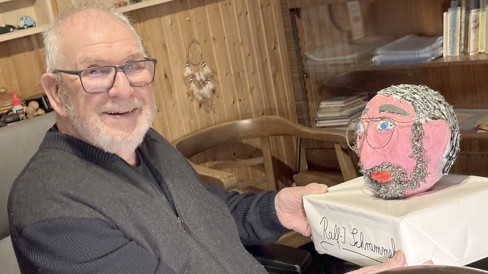 Die Pappmaché-Büste bekam Ralf-Ingbert Schrammek von seiner Tochter und deren Freundin, als er zum Schulleiter ernannt wurde. Sie steht in seinem Arbeitszimmer. An diesem Dienstag, 23. Dezember 2025, wird Schrammek 85 Jahre alt. Foto: Marion Janßen