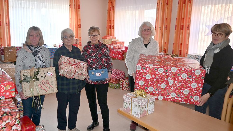 Die Weihnachtspakete warten auf ihre Auslieferung. Das Foto zeigt die Sammelstelle der katholischen Kirchengemeinde St. Bonifatius in Langholt. Um die Annahme, Organisation und Verteilung kümmern sich Claudia Alferink (von links), Margret Chudzinski, Maria Janßen, Anni Poelker und Deli Lindemann. Foto: Holger Weers