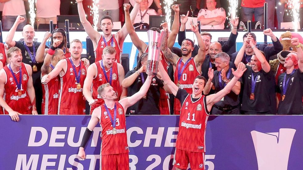 Feierten die Meisterschaft 2025: Bayerns-Profis um Andreas Obst. (Archivbild) Foto: Matthias Stickel