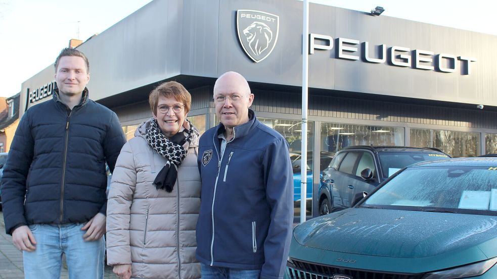 Nach 29-jähriger Geschäftsführung übergibt Autohändler Lothar Cordes (rechts) die Verantwortung an René König. Mit dem scheidenden Betriebsleiter verlässt auch Ehefrau Margret das Unternehmen. Foto: Christian Belling