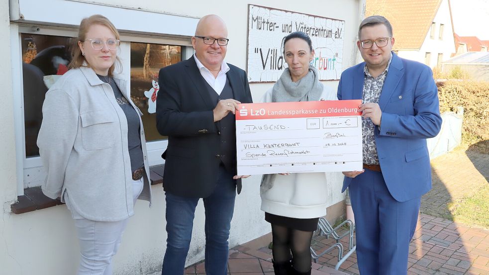Eine Spende von 1000 Euro erhielt die „Villa Kunterbunt“, von Claas Meyer (2. von links). Den obligatorischen Scheck nahmen Alina Lammers (links) sowie (von rechts) Nils Anhuth und Stefanie Müller entgegen. Bild: Hans Passmann