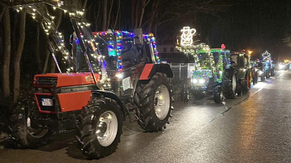Bunt geschmückt waren im Dezember 2024 die vielen Traktoren bei der Lichterfahrt durch Westoverledingen. In diesem Jahr fällt der Treckerkorso jedoch aus. Foto: Archiv/Carsten Ammermann