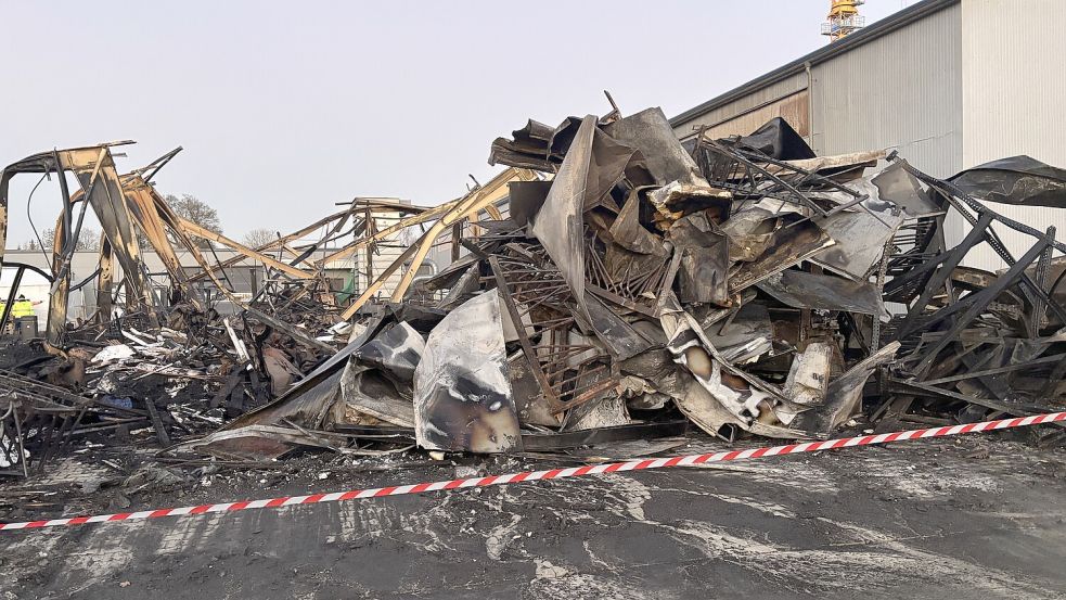 Die Halle wurde durch das Feuer völlig zerstört. Foto: Carsten Ammermann