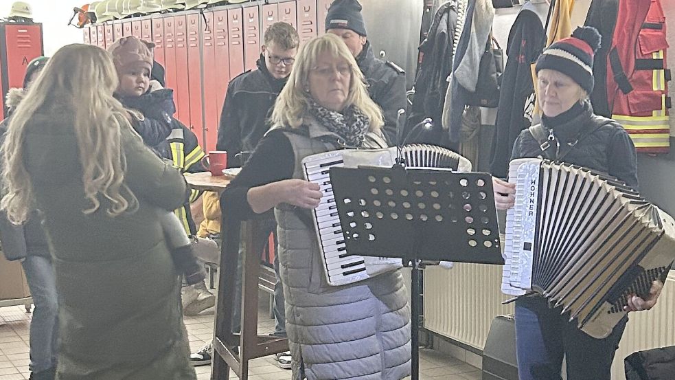 Beim Adventssingen am Feuerwehrhaus Holte sorgten Insa Rademacher (links) und Margret Dirksen (rechts) mit ihren Akkordeons für eine stimmungsvolle musikalische Begleitung. Foto: Feuerwehr/Philip Rade