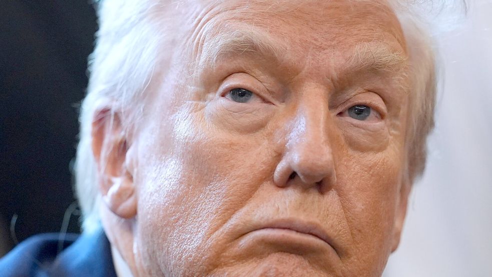 Trump hatte erst nach langem Druck ein Gesetz unterschrieben, das vorsieht, dass das Justizministerium Ermittlungsakten zu dem Fall freigeben muss. Foto: Evan Vucci/AP/dpa