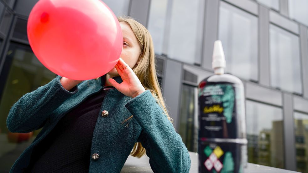 Mithilfe eines Ballons konsumieren viele Jugendliche Lachgas, das eigentlich zum Aufsprühen von Sahne gedacht ist. Foto: dpa/ Funke Foto Services