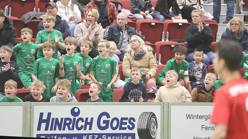 Ab diesem Samstag zieht der Aurich-Cup die Teams selbst auf der Tribüne wieder in ihren Bann. Foto: Groenewold