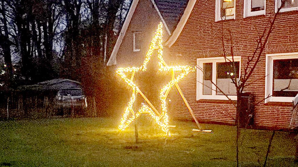 Dieser große leuchtende Stern steht vor dem Haus von Uwe Franken an der Papenburger Straße in Westoverledingen. Foto: Uwe Franken