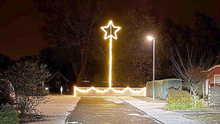 Anwohner der Dahlienstraße in Steenfelde haben diesen hohen, leuchtenden Stern aufgehängt. Foto: Jörg Luikenga