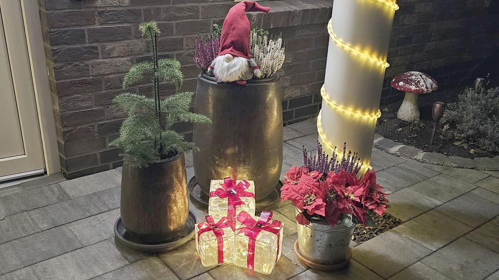Auch der Eingangsbereich der Familie Böckler ist adventlich gestaltet - mit Lichterketten um die beiden Säulen und mit leuchtenden roten Kerzen und Geschenken.