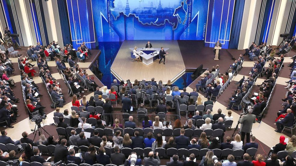 Journalisten und russische Bürger lauschen stundenlang dem Kremlchef. Foto: Vyacheslav Prokofyev/Pool Sputni
