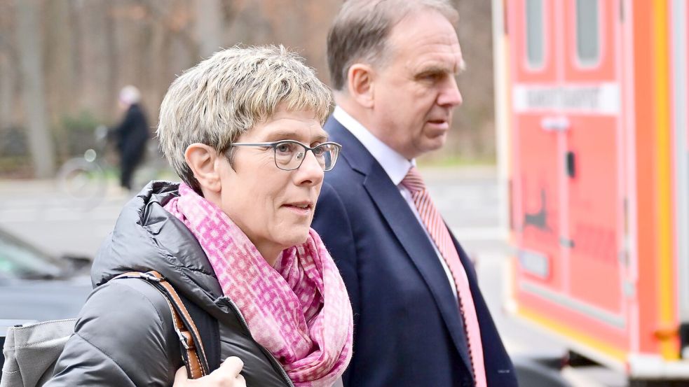 Kramp-Karrenbauer setzt sich gegen Krings durch. Foto: Sebastian Christoph Gollnow/dpa