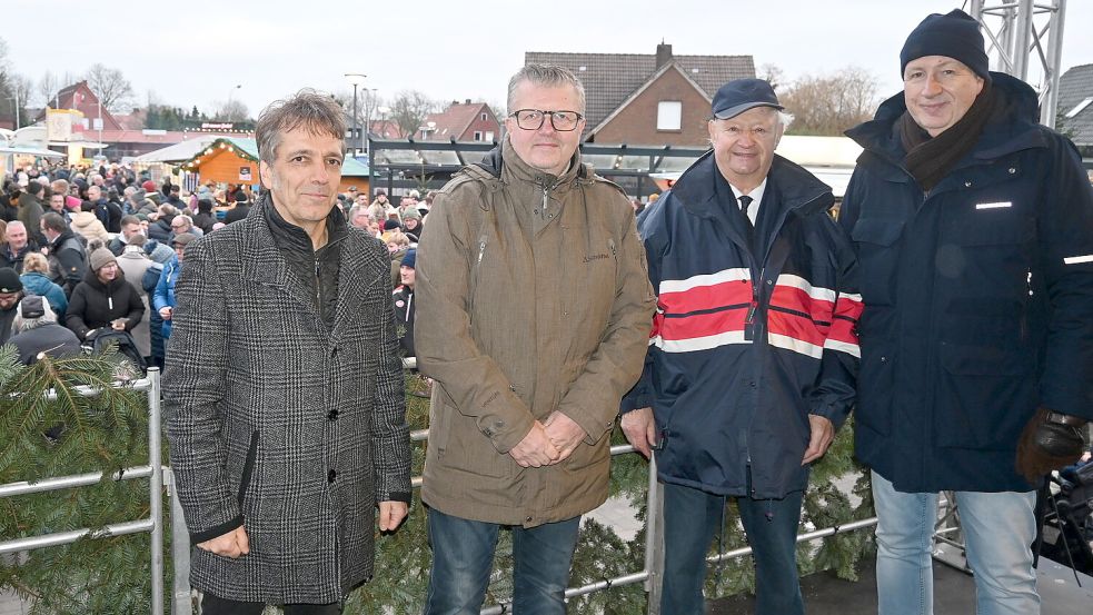 Ralf Meiners (von links, Gewerbeverein), Theo Douwes (Bürgermeister von Westoverledingen), Karl-Heinz Jesionek (Ortsbürgermeister von Flachsmeer) und Christoph Hoek (Raiffeisenbank) begrüßten die Gäste in Flachsmeer. Foto: Holger Weers