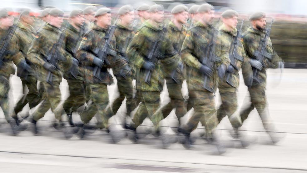 Pro Monat sollen rund 54.000 junge Leute angeschrieben werden. (Symbolbild) Foto: Julian Stratenschulte