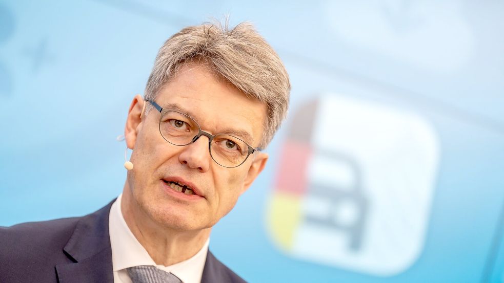 Bundesverkehrsminister Schnieder: „Die Automobilindustrie ist die Leitindustrie in Deutschland.“ Foto: Michael Kappeler/dpa