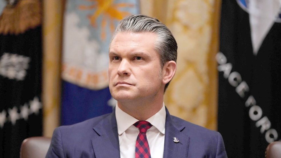 US-Verteidigungsminister Pete Hegseth droht den Terroristen des sogenannten Islamischen Staats. (Archivbild) Foto: Julia Demaree Nikhinson/AP/dpa
