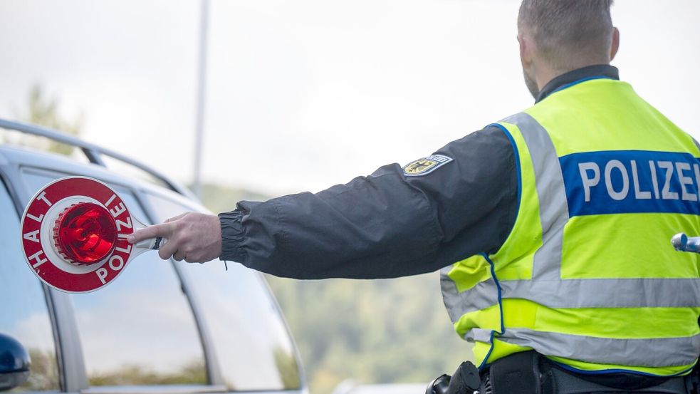 Binnengrenzkontrollen sind im Schengen-Raum eigentlich nicht vorgesehen. Bundesinnenminister Alexander Dobringt (CSU) will daran nach eigener Aussage aber vorerst festhalten. (Archivfoto) Foto: Harald Tittel