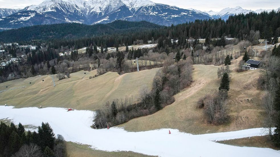 In der Schweiz gibt es teils deutlich weniger Schnee als im 30-jährigen Mittel. Foto: Gian Ehrenzeller/KEYSTONE/dpa
