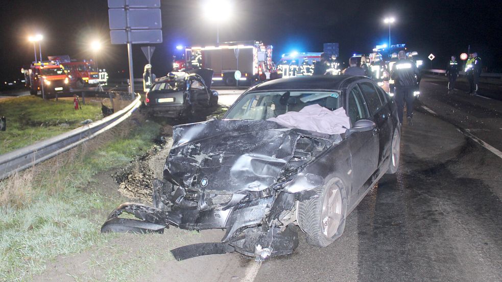 Beide Autos wurden stark beschädigt. Foto: Feuerwehr