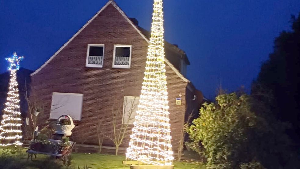 3.000 LED bringen die sechs Meter hohe Weihnachtspyramide, die im Garten der Familie Hessenius am Osterender Weg in Westoverledingen steht, zum Leuchten. Foto: Familie Hessenius