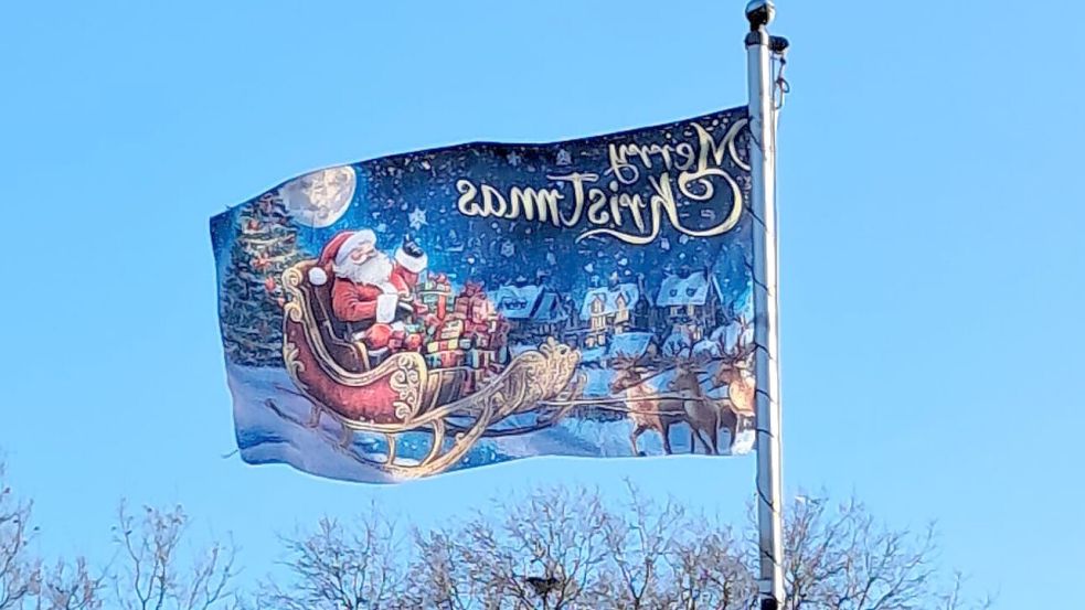 Die Familie hat auch eine Fahne gehisst, auf der der Weihnachtsmann mit Schlitten und mit seinen Rentieren zu sehen ist. Foto: Familie Bley