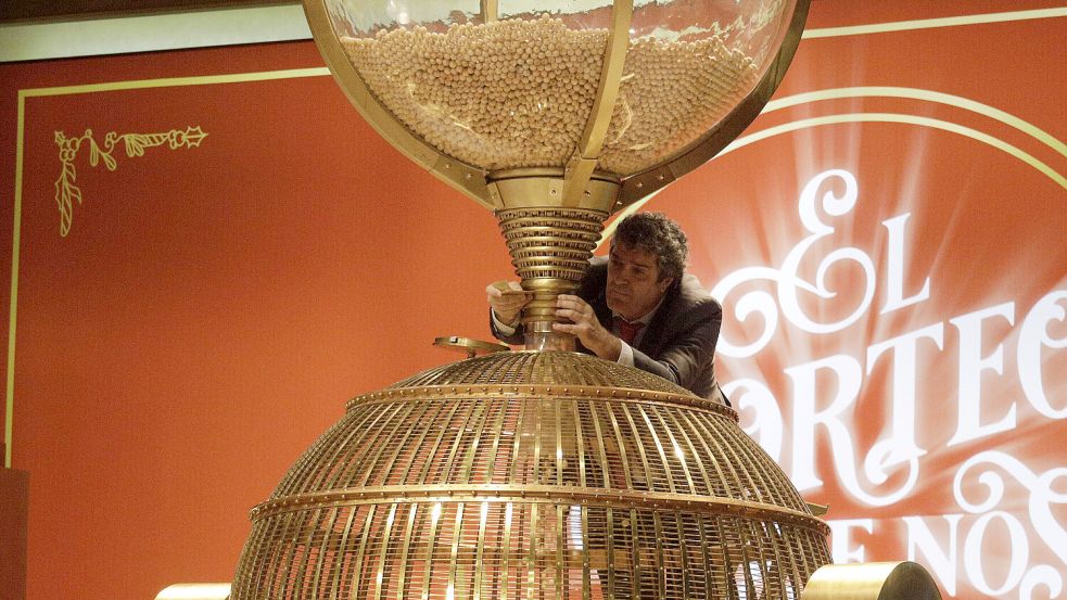 Bei ihrer Weihnachtslotterie machen die Spanier keine halben Sachen: Nicht nur die Gewinne sind riesig, sondern auch die Lostrommel. Foto: Imago/alterphotos
