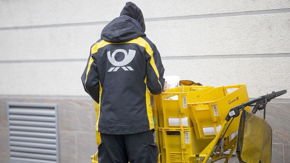 Unzählige Briefe verteilen die Postboten jährlich. Zu Weihnachten überlegen vielen Menschen, womit sie ihrem Briefträger eine Freude bereiten können. Foto: Thomas Banneyer/dpa