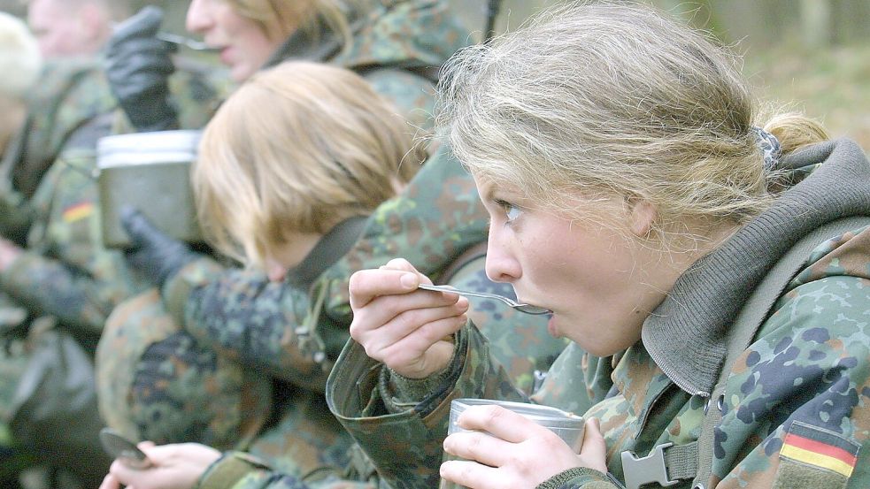 Das Essen bei der Bundeswehr ist keineswegs im Preis für den freiwilligen Wehrdienst mit inbegriffen. Foto: dpa/Ingo Wagner