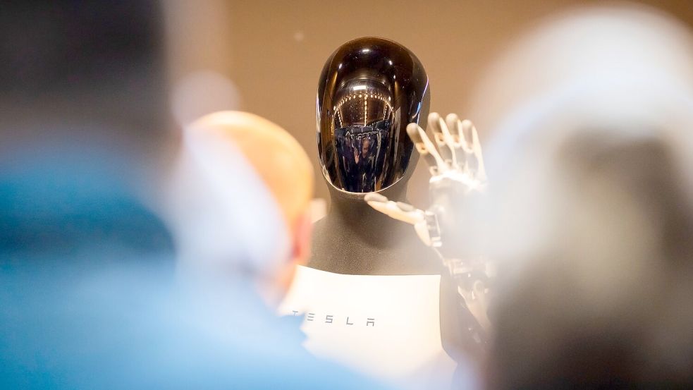 „Wie ein Mensch in einem Roboter-Kostüm“ soll sich der Roboter „Optimus“ in Zukunft bewegen. Foto: Christoph Soeder/dpa