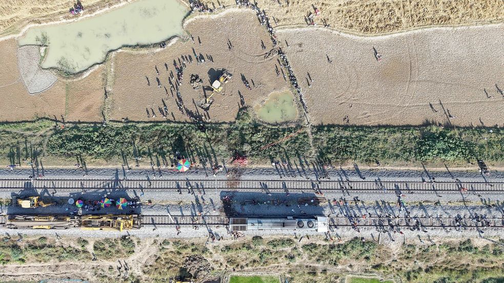 Ein Bagger hebt eine Grube aus, um den Kadaver eines Elefanten zu begraben, der bei der Kollision mit einem Zug ums Leben kam. Foto: Anupam Nath/AP/dpa