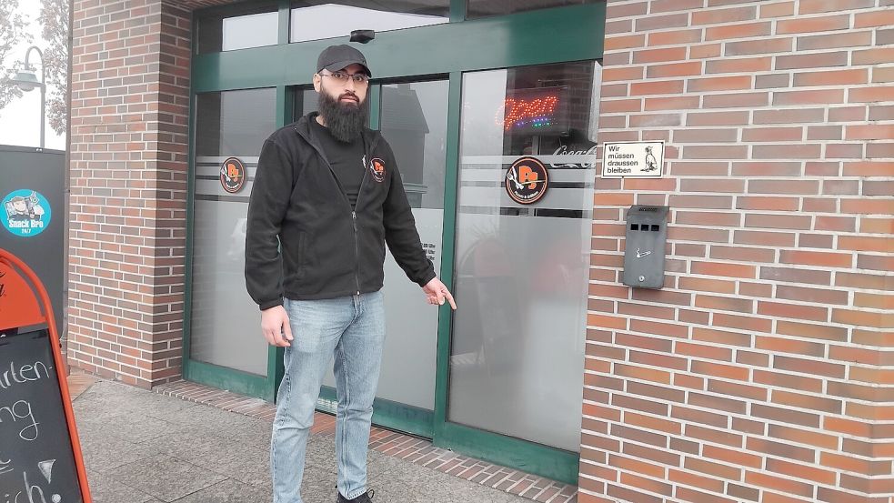 Gaststättenmitarbeiter Ali Darwish zeigt auf den Bereich, in dem der Wäschekorb mit den ausgesetzten Hundewelpen am 18. Dezember stand. Foto: Clarissa Scherzer