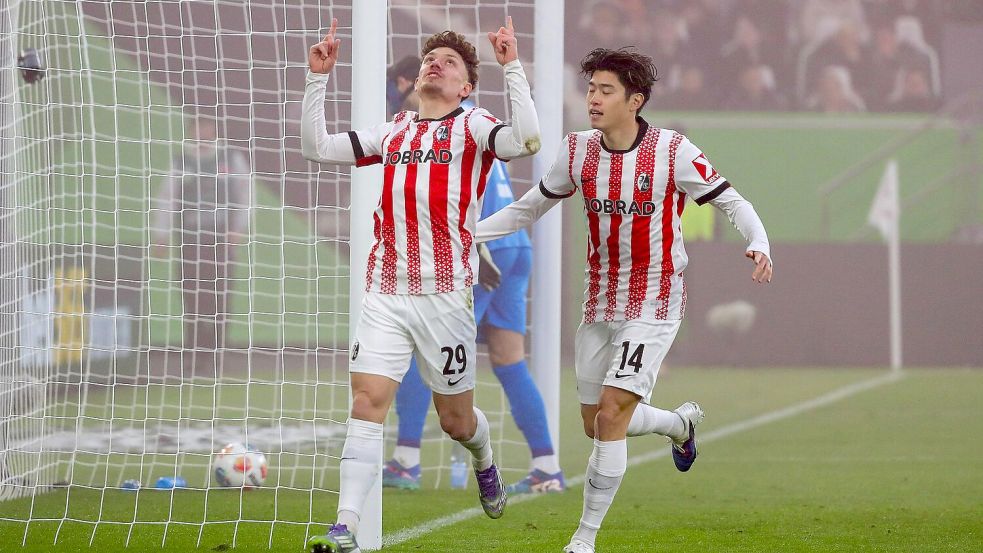 Freiburger Jubel über die frühe Führung in Wolfsburg. Foto: Darius Simka