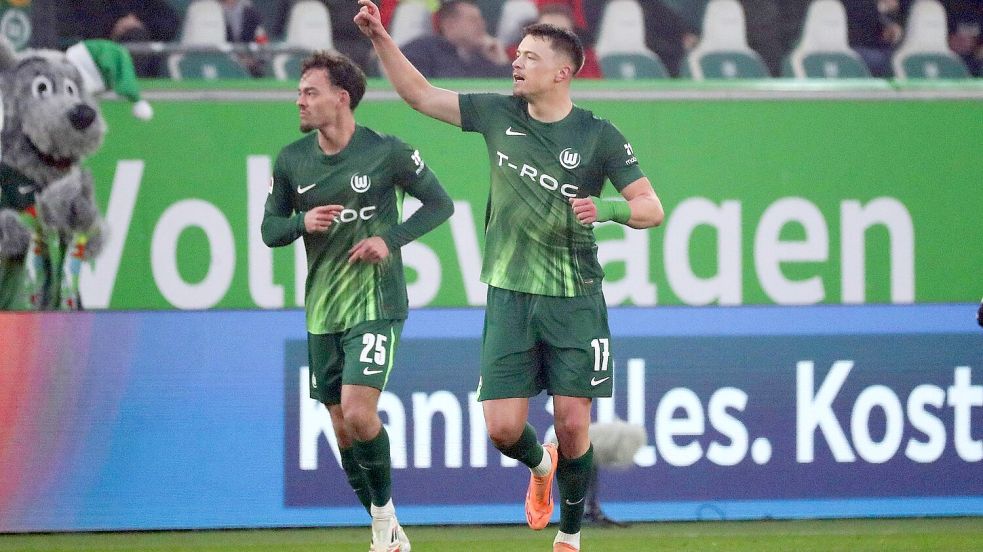 Wolfsburgs Dzenan Pejcinovic jubelt über seinen ersten Bundesliga-Treffer. Foto: Darius Simka