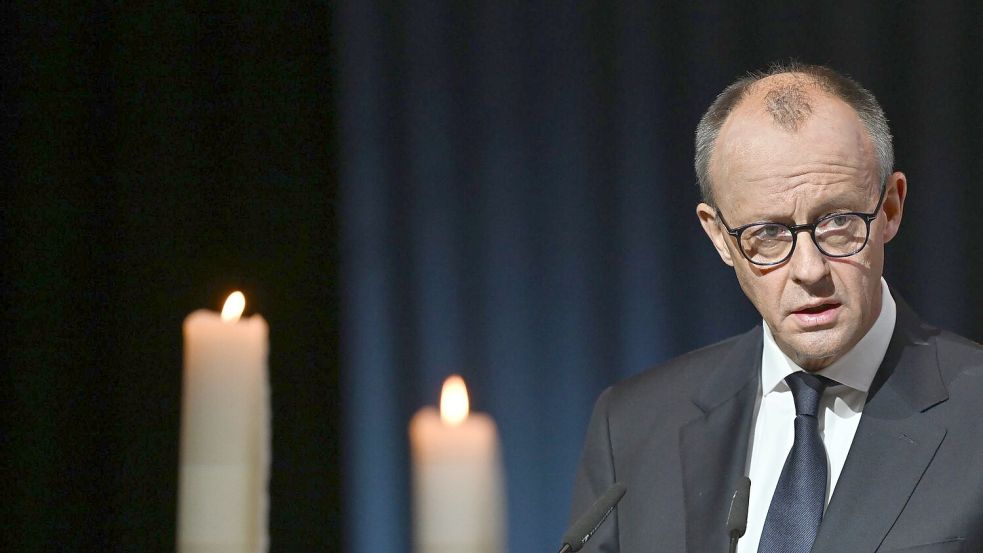 Der Kanzler kam zum Gedenken nach Magdeburg. Foto: Hendrik Schmidt