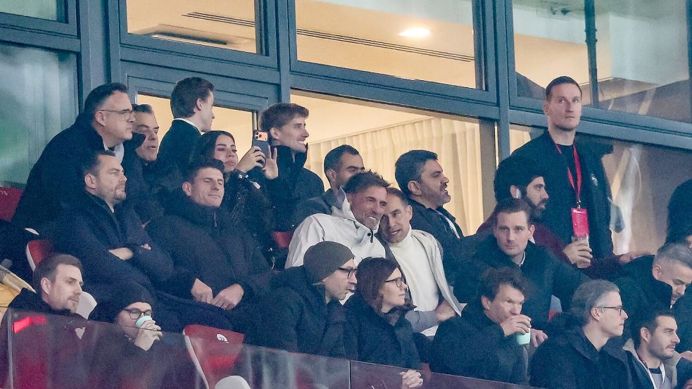Jürgen Klopp, Global Sports Director Red Bull, und Oliver Mintzlaff, Geschäftsführer Red Bull, sitzen gemeinsam auf der Tribüne. Foto: Jan Woitas