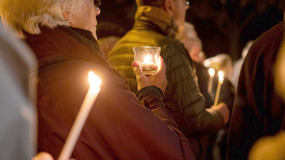 Lichterketten gegen Antisemitismus gab es über die Jahre immer wieder. (Archivbild) Foto: Peter Steffen