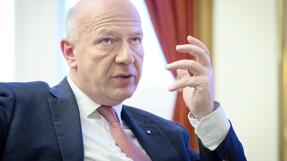 Berlins Regierender Bürgermeister Kai Wegner (CDU) sagt Silvester-Chaoten den Kampf an. (Archivbild) Foto: Bernd von Jutrczenka/dpa