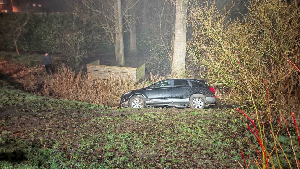 Das verunfallte Auto kam nach dem Zusammenstoß mit einem Baum rückwärts in einem Graben zum Stehen. Foto: Markus Bruns/Feuerwehr Westoverledingen