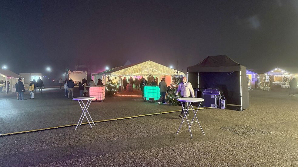 Festlich geschmückte Buden und Zelte laden die Besucher zum Bummeln und Verweilen auf dem Weihnachtsmarkt in Rhaudermoor ein. Foto: Horst Kruse