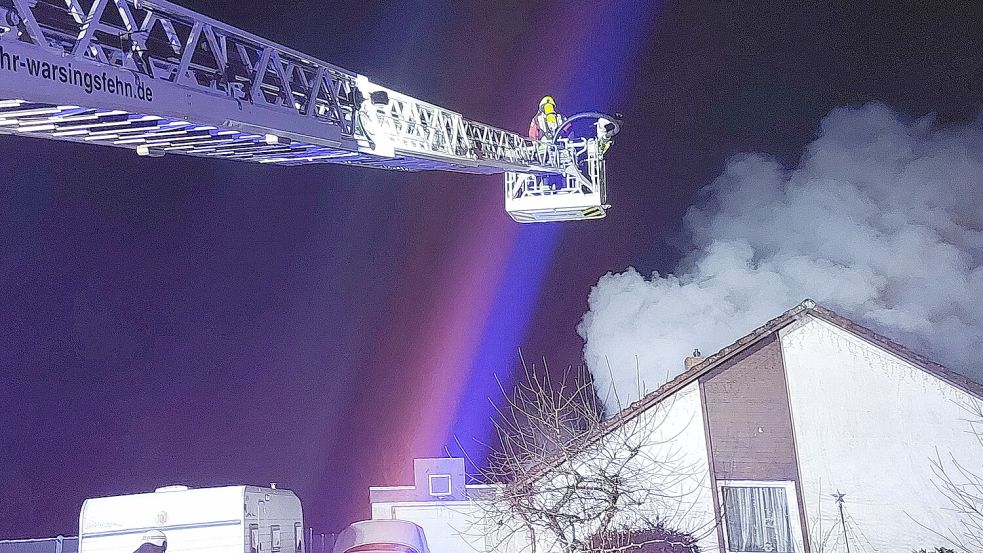 Die Feuerwehr war am Samstag in Jheringsfehn im Einsatz. Foto: Bodo Wolters