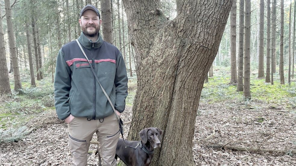 Jan-Fiddy Winkelhake und seine Hündin Skinka sind bald im Forsthaus Zuhause. Foto: Jasmin Oltmanns