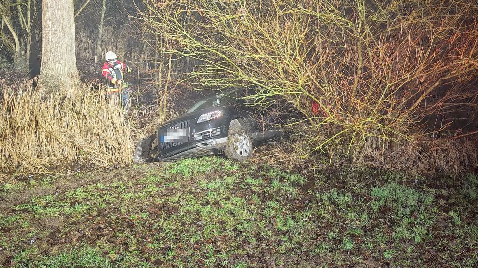 Am Samstagabend rückten vier Feuerwehren zu einem Unfall in Esklum aus. Foto: Markus Bruns/Feuerwehr Westoverledingen